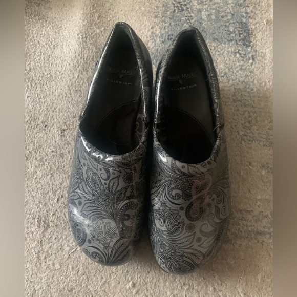 Nurse Mates BRYAR Pillow Top Clogs Black Dark Grey Paisley
Patent Size 10 Wide - Picture 7 of 16